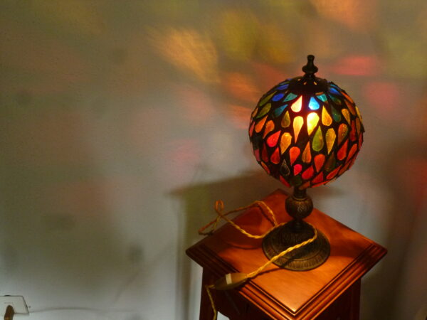 Lámpara Tiffany de mesita, en vidrios de colores